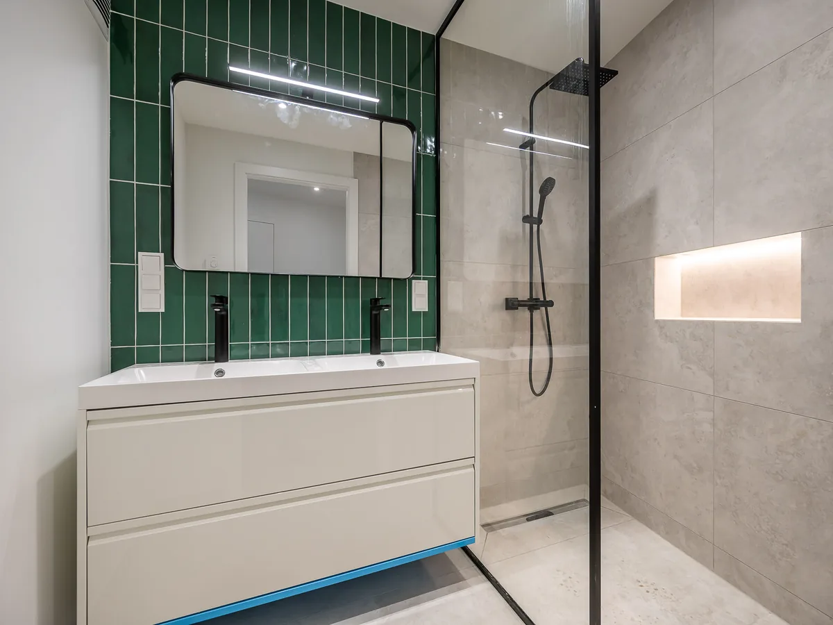Neues Bad mit Walk-in-Dusche und grünen Fliesen, 1020 Wien