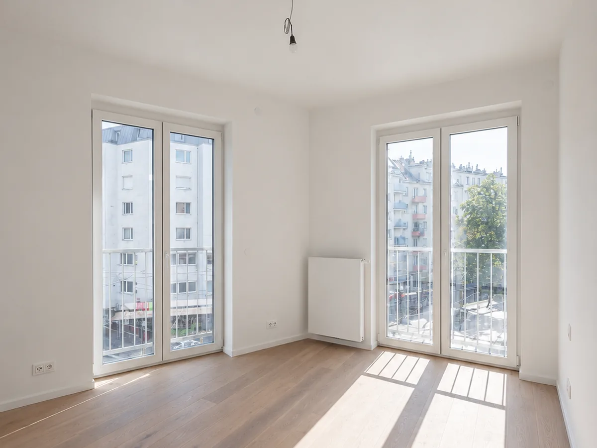 Sanierter Wohnraum mit zwei bodentiefen Fenstern, 1020 Wien